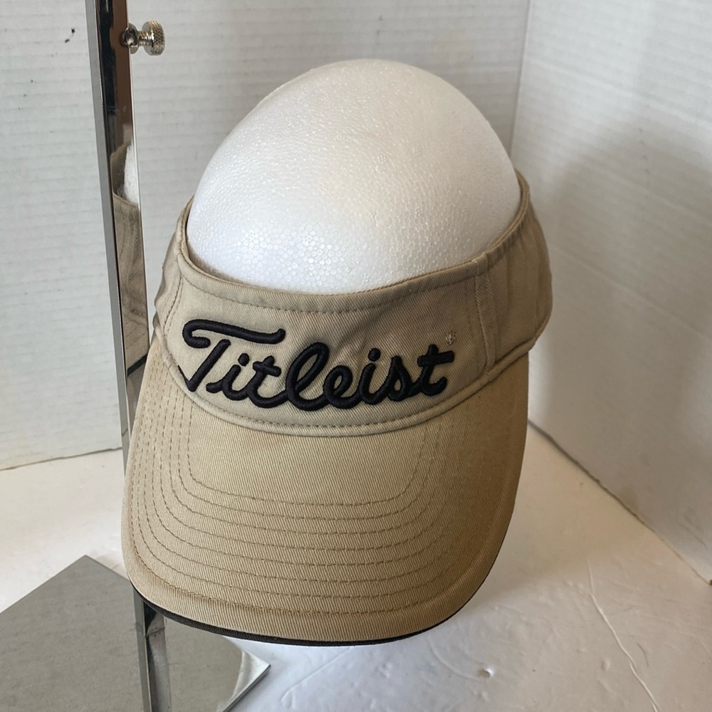 VGUC. Titleist Khaki canvas colored Tour visor with black trim. Unisex.